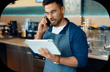 barista comparing eletricity prices on a tablet